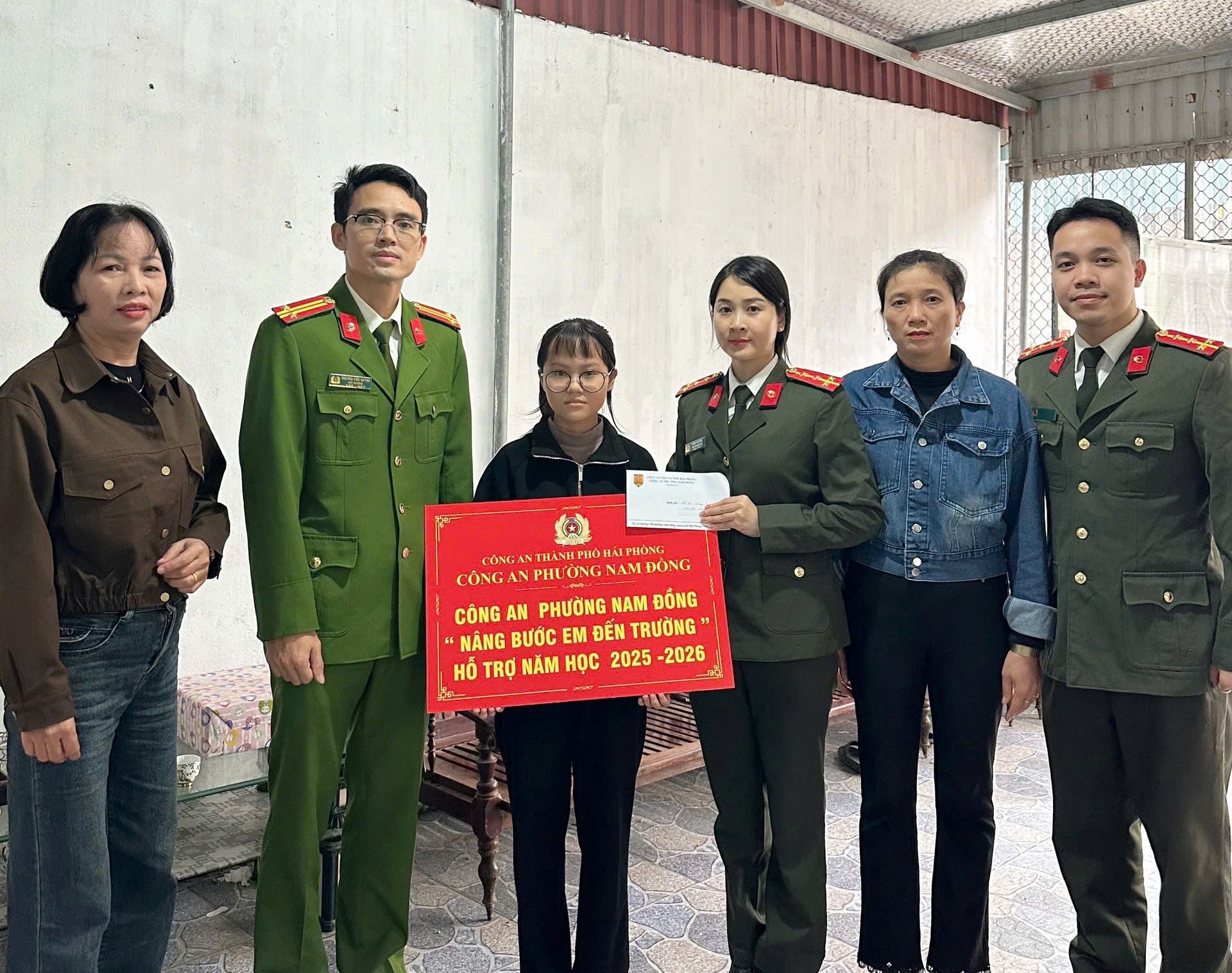 Công an phường Nam Đồng triển khai phong trào “Nâng bước em đến trường”